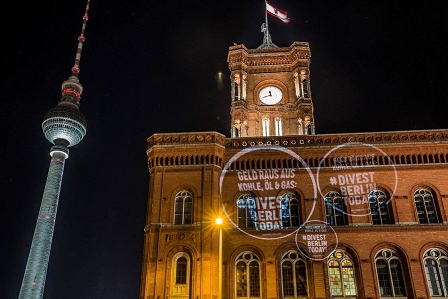 Rotes Rathaus in Berlin mit pro-Divestment-Projektionen